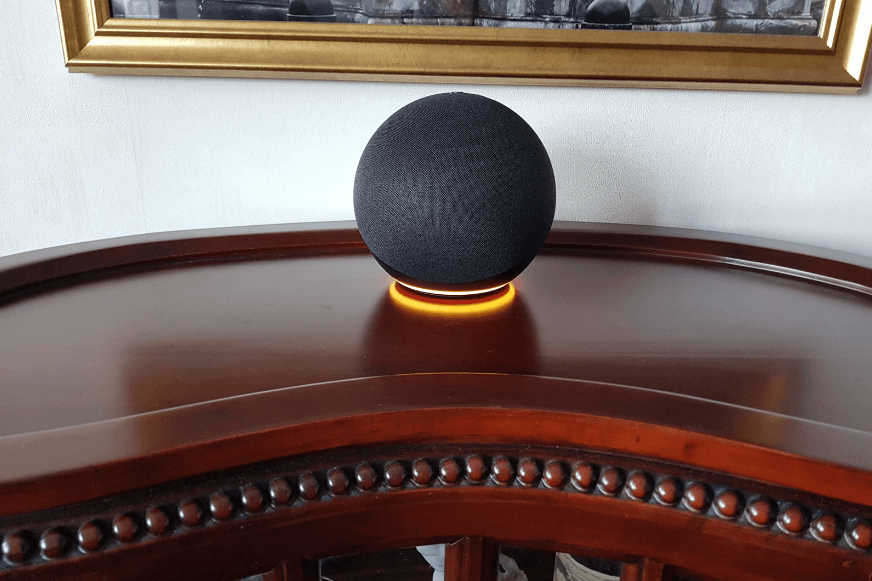 Alexa steht auf einem Tisch und leuchtet orange